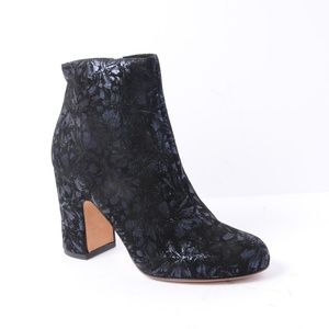 Chie Mihara Elegant Ankle boot in Flower Designed
